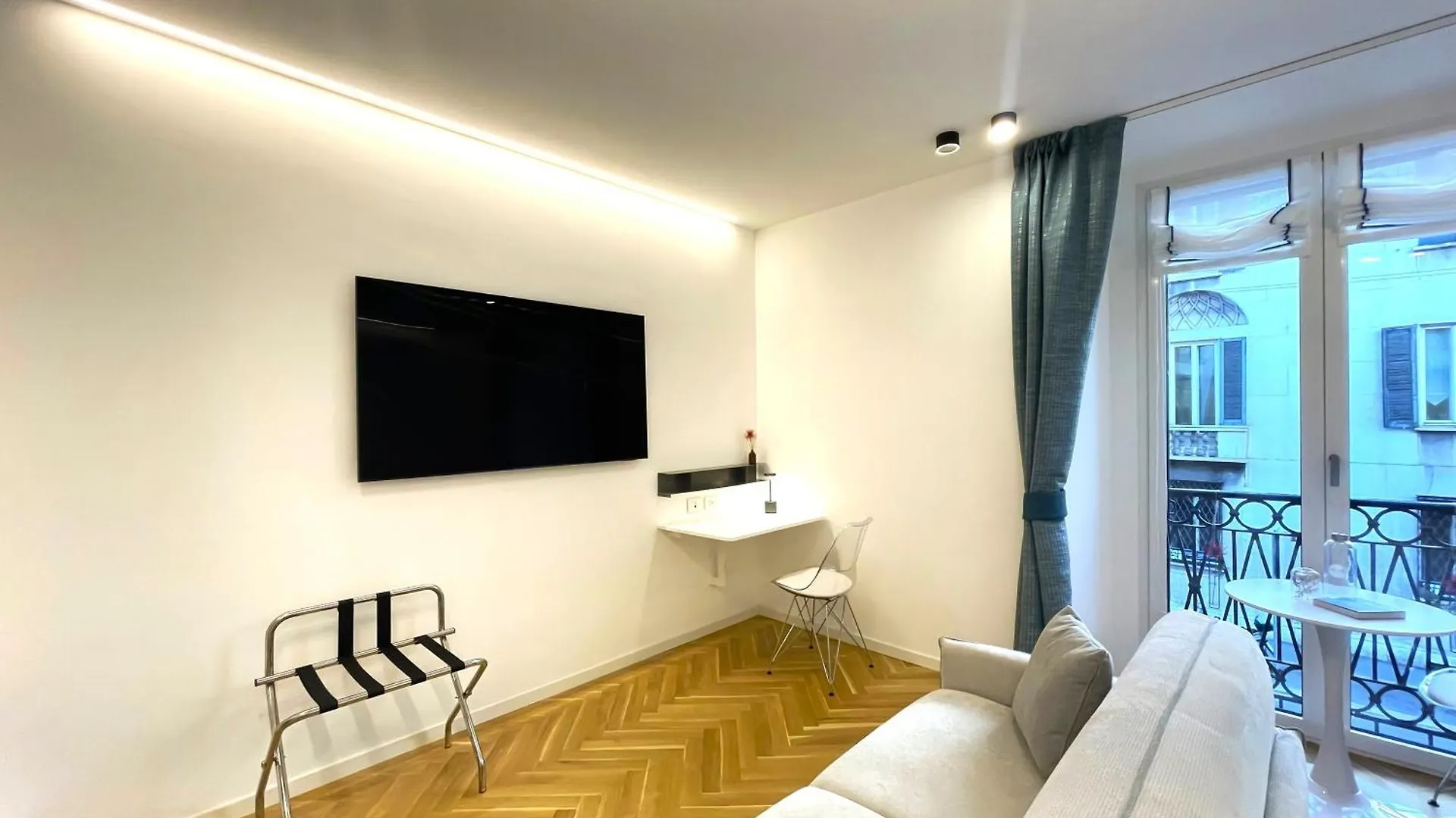 Hotel B And G San Babila- Luxury In The Heart Of Milano - Design District Milan