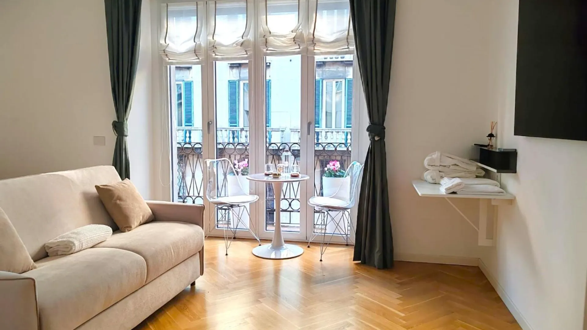 Hotel B And G San Babila- Luxury In The Heart Of Milano - Design District