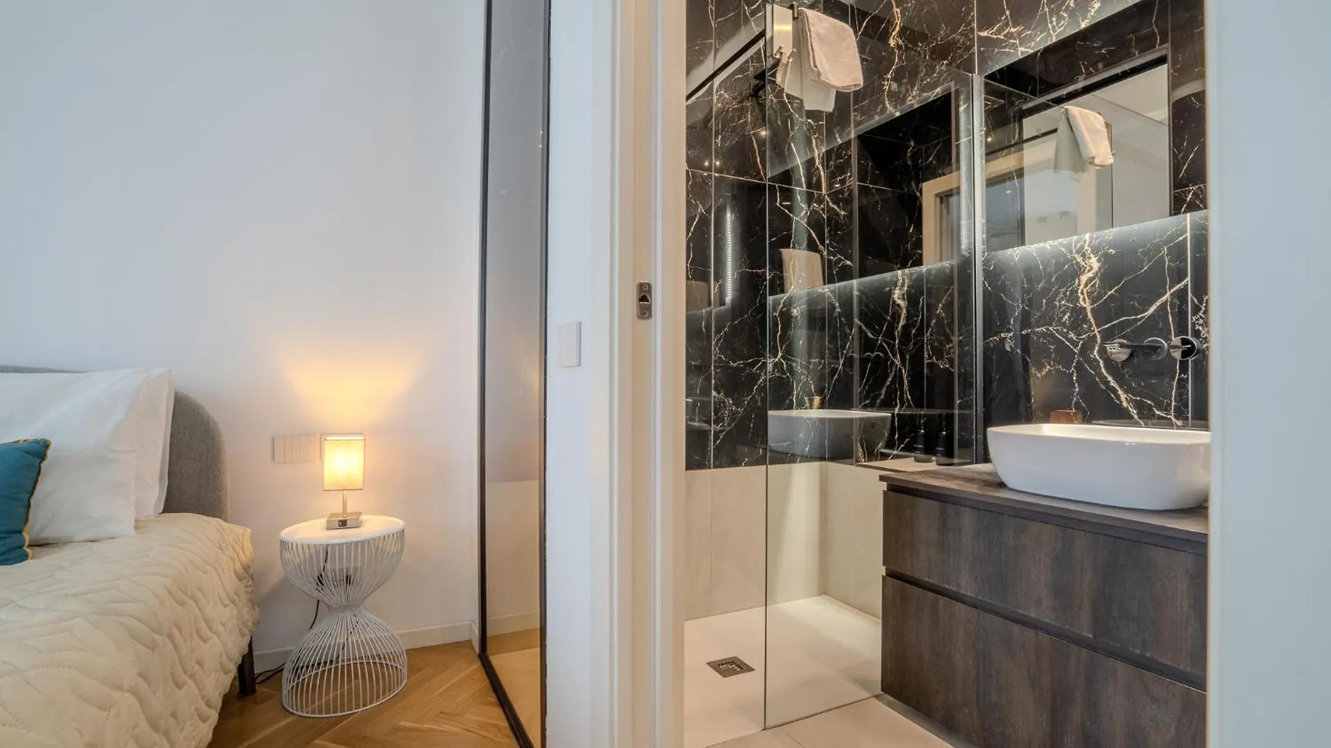 B And G San Babila- Luxury In The Heart Of Milano - Design District Hotell Pensionat