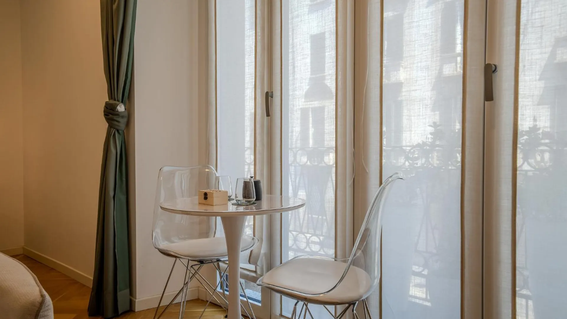 Hotel B And G San Babila- Luxury In The Heart Of Milano - Design District Milan