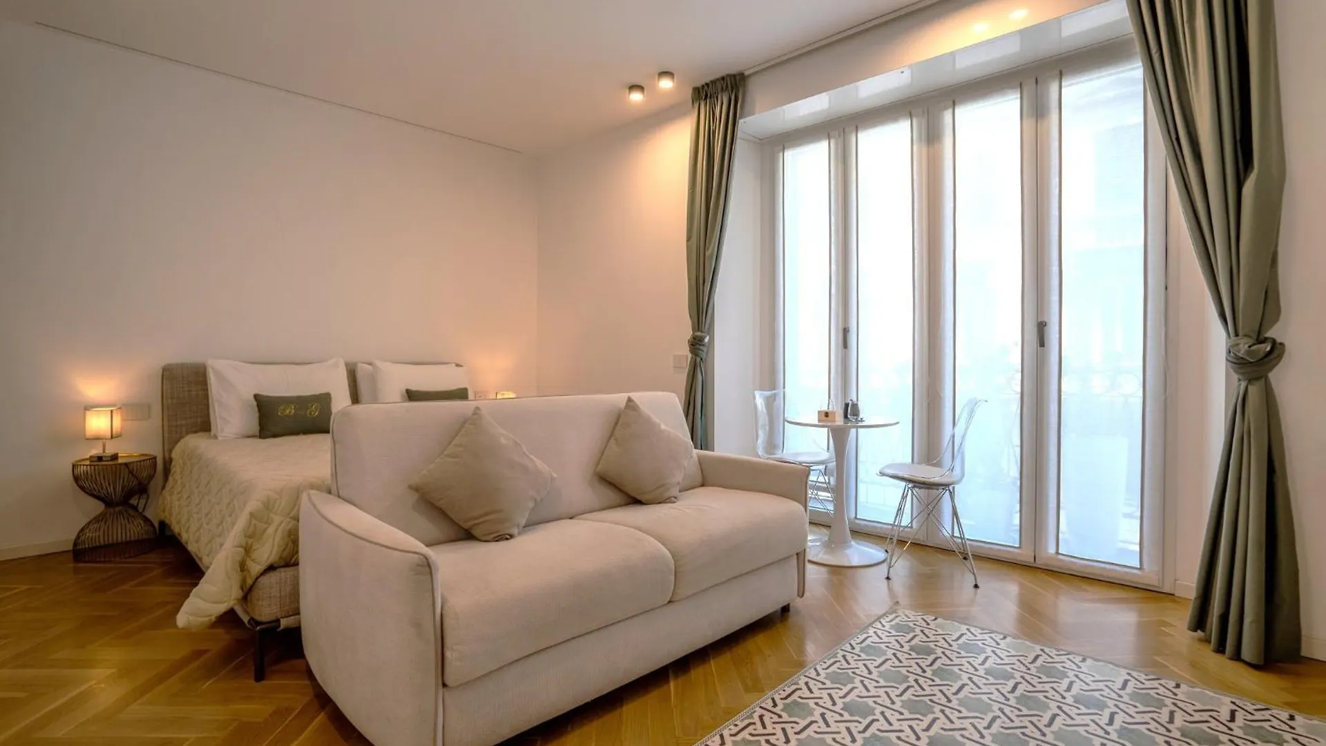Pensión Hotel B And G San Babila- Luxury In The Heart Of Milano - Design District Italia
