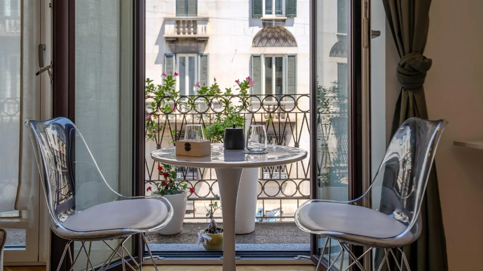 Pensión Hotel B And G San Babila- Luxury In The Heart Of Milano - Design District