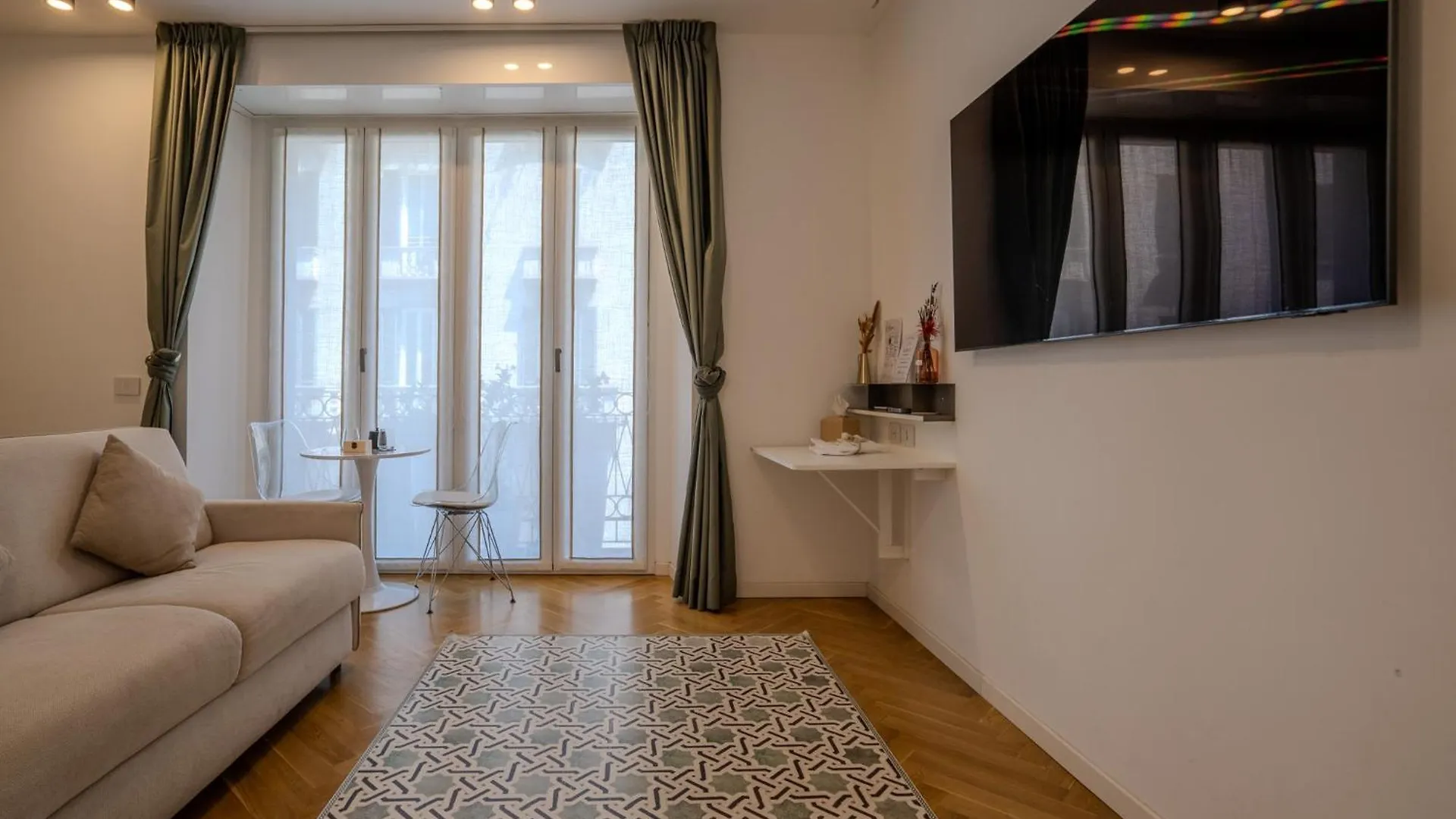 Pensión Hotel B And G San Babila- Luxury In The Heart Of Milano - Design District