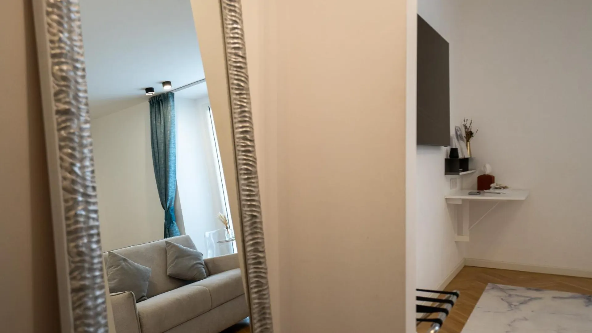 Pensión Hotel B And G San Babila- Luxury In The Heart Of Milano - Design District